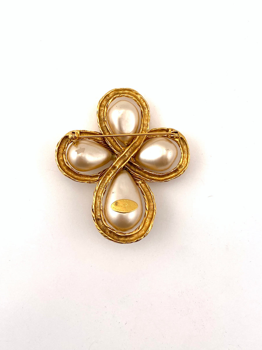 Chanel Vintage 1994 Pearl and Twisted Goldtone Metal Brooch