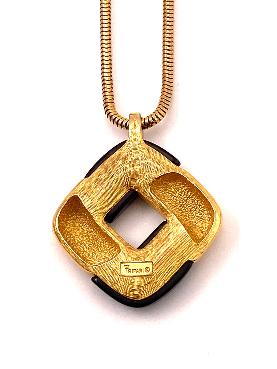 1970s Trifari Black and Gold Modernist Pendant Necklace